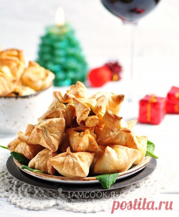 Выпекаем 15 минут и подаём: взрослым к вину и шампанскому, а детям с соусом на перекус