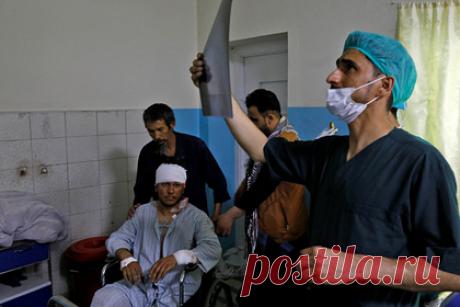 В Совбезе назвали причину взрыва возле посольства России в Кабуле. Взрыв возле посольства России в Кабуле стал следствием ослабления антитеррористических мер. Такую причину во вторник, 6 сентября, назвал заместитель секретаря Совета безопасности страны Юрий Коков. Именно поэтому говорить о победе над международным терроризмом преждевременно, добавил он.