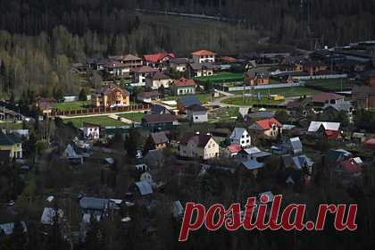 Россиянам назвали условия законной продажи дома без земли. Реализация загородного дома без земельного участка в России допустима только при соблюдении ряда условий, связанных с правообладанием участком и строением. Возможные сценарии и сложности подобных сделок с недвижимостью перечислили журналисты РБК со ссылкой на риелторов и юристов.