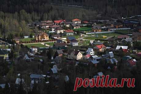 Россиянам назвали условия законной продажи дома без земли. Реализация загородного дома без земельного участка в России допустима только при соблюдении ряда условий, связанных с правообладанием участком и строением. Возможные сценарии и сложности подобных сделок с недвижимостью перечислили журналисты РБК со ссылкой на риелторов и юристов.