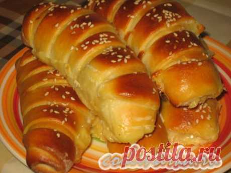 Полосатые булочки с плавленым сыром.