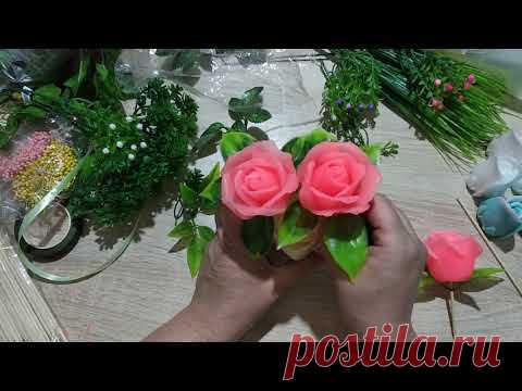 Собираю и упаковываю три букета из разных роз