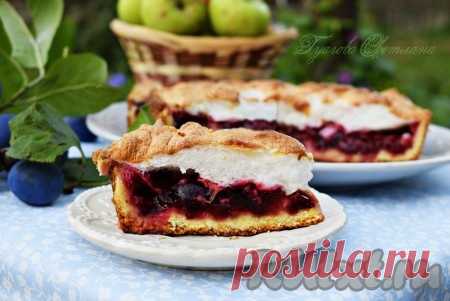 Сливово-яблочный пирог - 17 пошаговых фото в рецепте Сливово-яблочный пирог - это летнее наслаждение! Ароматный, кисло-сладкий, на песочном тесте, да еще и с нежнейшим белковым кремом сверху - этот пирог с яблоками и сливами стал любимым в нашей семье! Он прекрасно подойдет к кофе или чаю, а также к фруктовому компоту! Попробуйте приготовить - это ...
