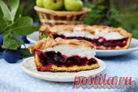 Сливово-яблочный пирог - 17 пошаговых фото в рецепте Сливово-яблочный пирог - это летнее наслаждение! Ароматный, кисло-сладкий, на песочном тесте, да еще и с нежнейшим белковым кремом сверху - этот пирог с яблоками и сливами стал любимым в нашей семье! Он прекрасно подойдет к кофе или чаю, а также к фруктовому компоту! Попробуйте приготовить - это ...