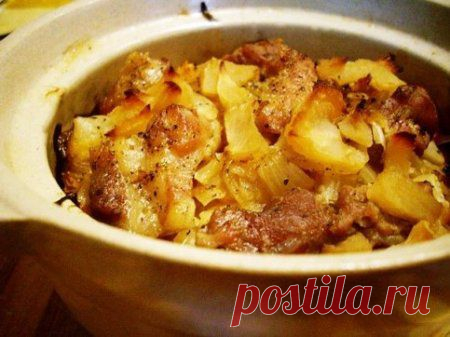 Капуста тушеная с мясом в горшочке.