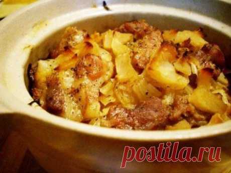 Капуста тушеная с мясом в горшочке.
