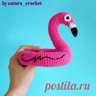 Фламинго амигуруми. Схемы и описания для вязания игрушек крючком! Бесплатный мастер-класс от Наталии @natura_crochet по вязанию надувного круга в виде фламинго. Для изготовления игрушки автор использовал пряжу YarnAr…