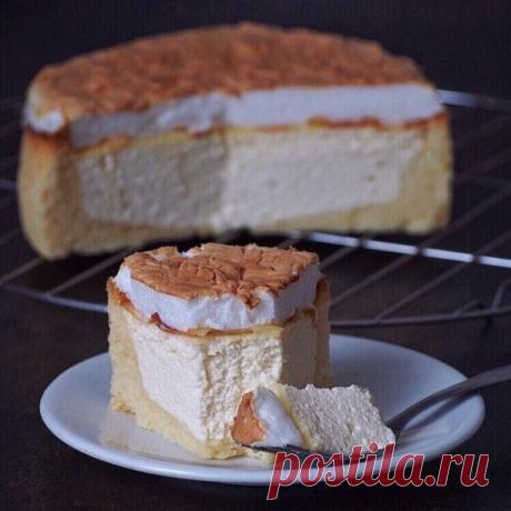 ТЕСТО 
150 гр муки, 5 гр разрыхлителя, 50 гр сливочного масла, 30 гр натурального йогурта, 1 яйцо, сахар или сахарозаменитель по вкусу 
Смешать просеянную муку с разрыхлителем, добавить мелко нарезанное твердое сливочное масло, натуральный йогурт и растереть все в крошку 
К яйцу добавить сахар/сахарозаменитель и взбить миксером до пышной белой пены.
Добавить взбитое яйцо к крошке, замесить тесто,  убрать в холод на полчаса.

ТВОРОЖНАЯ НАЧИНКА
350 гр творога, 2 желтка, 80 г...