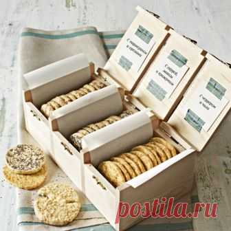Сырные крекеры с тремя вкусами Хрустящее печенье с пармезаном, гаудой и чеддером.