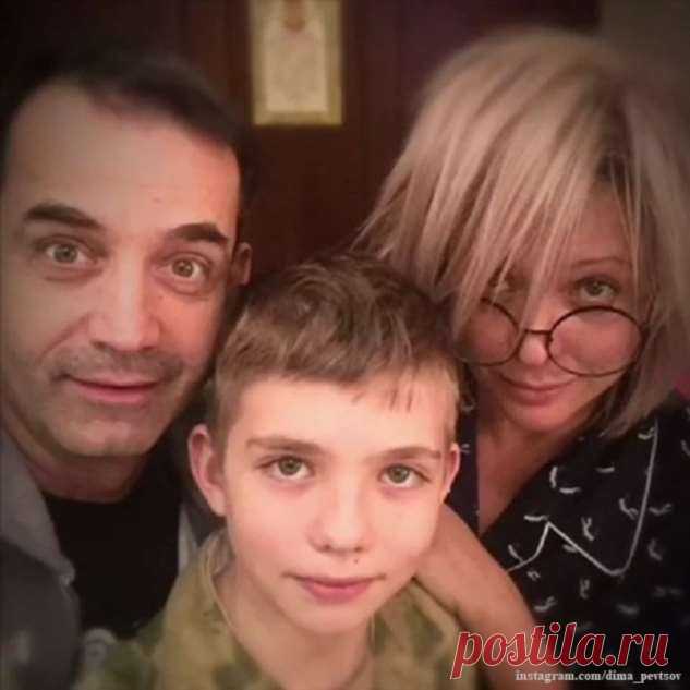Ольга Дроздова под аккомпанемент 12-летнего сына прочитала стихи Высоцкого | Краше Всех