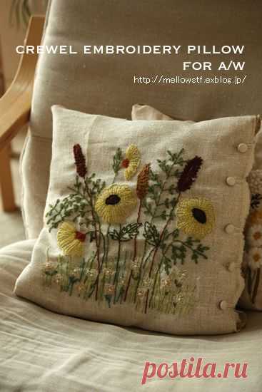 - 秋・冬用のお花のクッション -　【 crewel embroidery pillow 】 の画像:＋　mellow-stuff　＋