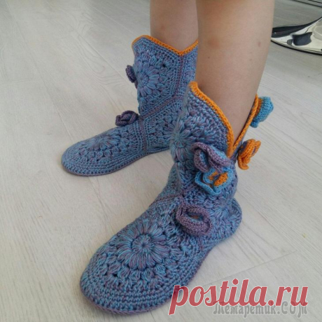 Вязанные домашние тапочки-сапожки. https://www.youtube.com/watch?v=y2C-rVZ441I Вот видео и много других похожих как вязать  такие сапожки.