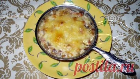 Жюльен с грибами ветчиной | Ваши любимые рецепты
- шампиньоны консервированные 1 банка
- луковица 1 шт.
- ветчина 200 гр
- сметана 250 гр
- мука 1 ст. ложка
- сыр 200 гр
- соль, перец