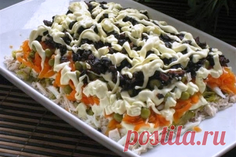 Слоёный салат с курицей и сыром Я думаю, что многие из вас любят слоёные салаты. Поэтому сегодня вашему вниманию предлагаю рецепт салата с курицей и сыром, который тоже выкладывается слоями. Каждый слой в этом...
