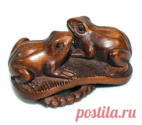 Японские нэцке и окимоно. Нэцкэ из кипариса Лягушата на варадзи, 1950-е гг.. Коллекция нэцкэ. Aoyama Do®, японский интернет-магазин.