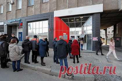 В ДНР объявили режим ЧС. В самопровозглашенной Донецкой народной республике (ДНР) объявили режим ЧС из-за проблем с водоснабжением. Без воды остались 21 тысяча жителей Докучаевска и Еленовки и более 50 социальных объектов, в том числе котельные, больницы, детские сады и школы. Причиной аварии в МЧС называют артиллерийские обстрелы.
