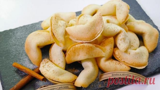 Печенье с предсказаниями Ингредиенты:2 белка3 ст ложки растительного масла0,5 ст сахарной пудры0,5 ч ложки крахмала1/3 ч ложки соли0,5 ст мукиПриготовление:1. Разрежьте бумагу на полоски 1х6 см. Напишите на них короткие предсказания.2. Слегка взбейте белки с сахарной пудрой, добавить крахмал и муку, соль, масло и...