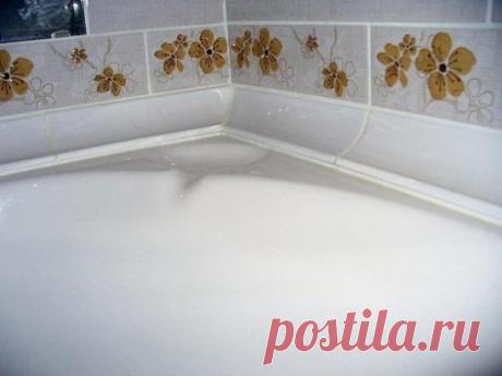 Как заделать щель между ванной и стеной 
При установке ванны между нею и стеной всегда остается щель. И неважно – большая или маленькая, но она есть и ее необходимо заделать, иначе вода через щель течет по стене и очень быстро вызывает распространение плесени. 
Есть несколько способов заделки таких щелей. О них и поговорим. 
Заделка Раствором 
Этот вариант подходит для заделки больших щелей – более 3 см. 
Потребуется сооружение специальной опалубки, чтобы избежать падения ...