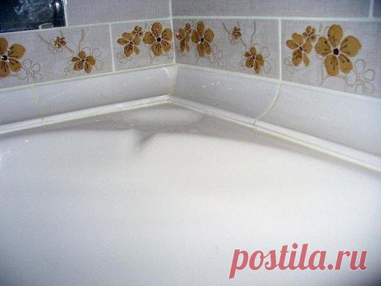 Как заделать щель между ванной и стеной 
При установке ванны между нею и стеной всегда остается щель. И неважно – большая или маленькая, но она есть и ее необходимо заделать, иначе вода через щель течет по стене и очень быстро вызывает распространение плесени. 
Есть несколько способов заделки таких щелей. О них и поговорим. 
Заделка Раствором 
Этот вариант подходит для заделки больших щелей – более 3 см. 
Потребуется сооружение специальной опалубки, чтобы избежать падения ...