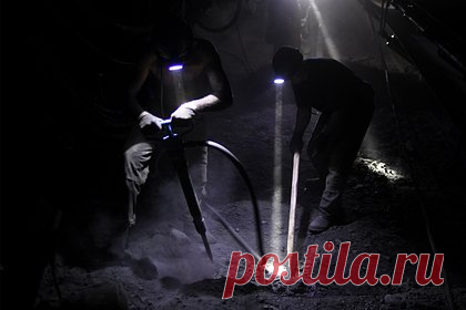 В Донецке 59 горняков остались под землей из-за повреждения электроподстанции. 59 горняков шахты имени Засядько в Донецке остались под землей из-за отключения электричества в результате повреждения питающей линии трансформаторной подстанции «Смолянка-220». Об этом сообщает МЧС ДНР. Также без света остались шахты имени Горького, имени Скочинского и «Лидиевка».