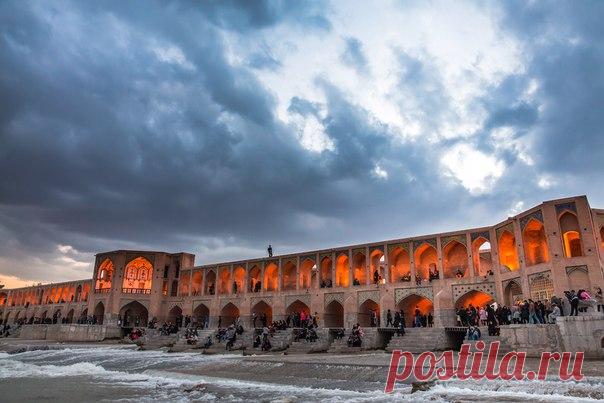 Каждую весну мы выбираем 20 главных туристических направлений года и рассказываем о них в коротких эссе. В этом году наш сериал открывает Иран, воплощение восточной экзотики.