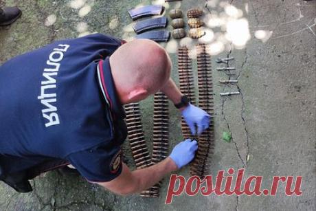 Полиция и Росгвардия обнаружили схрон с гранатами и патронами в заброшенном доме. В Бердянске полицейские и росгвардейцы нашли схрон с боеприпасами в заброшенном доме на окраине города. В тайнике лежали гранаты и более 300 патронов. Примерно 200 из них находились в пулеметных лентах. Сейчас сотрудники МВД проводят проверку и выясняют, кто спрятал в доме боеприпасы.