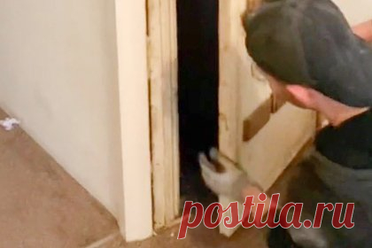 Мужчина обнаружил в доме «тайную комнату из фильмов ужасов». Пользователь TikTok обнаружил во время ремонта в доме тайную комнату со странным содержимым за гипсокартонной панелью. Владелец канала GeeBeeTV опубликовал видео, о том, как во время капитального ремонта в старом доме обнаружил с коллегами скрытую дверь. Открыв ее, мужчины увидели небольшое помещение.