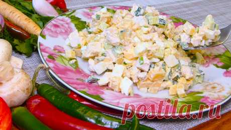 Салат с курицей. Салат с курицейДля приготовления этого вкусного рецепта салата нам понадобится отварить две куриные грудки.В кастрюлю вливаем 2 л воды, добавляем пол чайной ложки соли, 1 лавровый листик, также можно добавить несколько горошин черного или душистого перца, для того чтобы куриная грудка получилась вкусная и сочной, отправляем ее в кипящую воду.Когда куриная грудка закипит убираем пену и варим до готовности 20-25 минут.Затем вынимаем куриную грудку и даем ей остыть.Тем временем в…