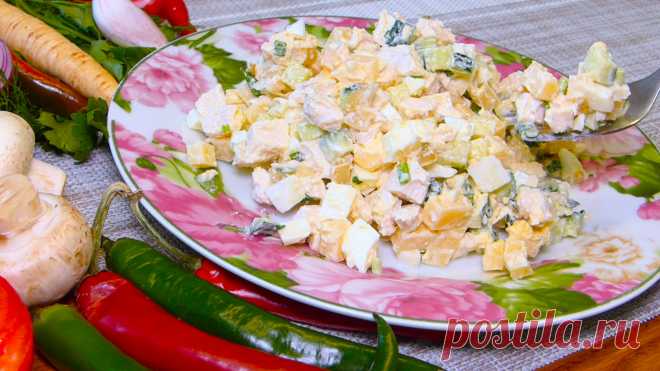 Салат с курицей. Салат с курицейДля приготовления этого вкусного рецепта салата нам понадобится отварить две куриные грудки.В кастрюлю вливаем 2 л воды, добавляем пол чайной ложки соли, 1 лавровый листик, также можно добавить несколько горошин черного или душистого перца, для того чтобы куриная грудка получилась вкусная и сочной, отправляем ее в кипящую воду.Когда куриная грудка закипит убираем пену и варим до готовности 20-25 минут.Затем вынимаем куриную грудку и даем ей остыть.Тем временем в…