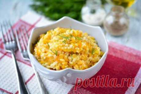 Суворовская каша — вкусно, полезно и питательно Суворовская каша – это полезное и питательное блюдо. Такую кашу можно приготовить на обед для всей семьи. Она понравится как взрослым, так и детям. Для рецепта понадобится необычный набор продуктов – перловая крупа, пшено и сушеный горох. Также в ход пойдет морковка и лук. С овощами каша получается более сочной и вкусной. Приготовление занимает немало времени, но оно того стоит.