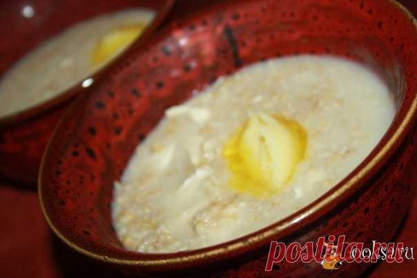 Овсяная каша с курочкой и топленым сливочным маслом Давненько я не готовила каш... вот, исправляюсь! Очень люблю соленые каши на курином бульоне, а когда еще и с ложечкой топленого сливочного масла, да со стаканом холодного молока - идеальный завтрак. Приготовьте эту не сложную в приготовлении, но очень вкусную и уютную кашу на завтрак для всей семьи.