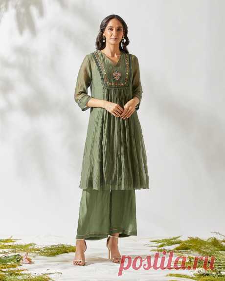 Vintage Banjara Tunic Dress ‚ ‚ ‚ ‚ PRODUCT DESCRIPTION- The translucence of chanderi adds romance to the colored mirror work yoke. The tunic is detailed with scalloped lace, contrast thread, and paired with elasticated pants. this Co-ord is an effortless day to evening outfit. Kurta:chanderi, pants: cotton silk, slip: crepe fabric Does not inclu