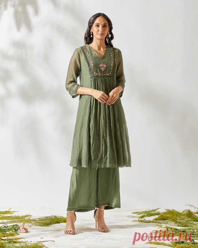 Vintage Banjara Tunic Dress ‚ ‚ ‚ ‚ PRODUCT DESCRIPTION- The translucence of chanderi adds romance to the colored mirror work yoke. The tunic is detailed with scalloped lace, contrast thread, and paired with elasticated pants. this Co-ord is an effortless day to evening outfit. Kurta:chanderi, pants: cotton silk, slip: crepe fabric Does not inclu