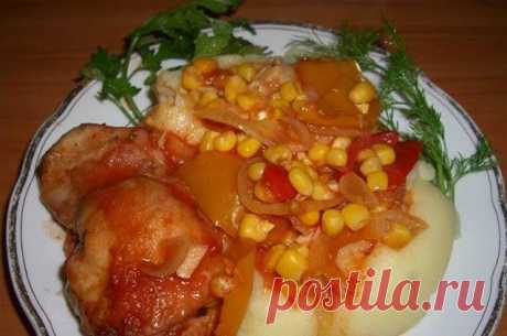 Для приготовления блюда Курица Пикантная с овощами необходимы следующие ингредиенты: 2 куриных окорочка (можно взять бедра или голени), масло растительное, две луковицы, 2 зубчика чеснока, 5 помидор (можно использовать свежие или консервированные), столовая ложка пасты томатной, банка консервированной кукурузы, соль на пробу, перец молотый черный на пробу.