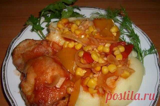 Для приготовления блюда Курица Пикантная с овощами необходимы следующие ингредиенты: 2 куриных окорочка (можно взять бедра или голени), масло растительное, две луковицы, 2 зубчика чеснока, 5 помидор (можно использовать свежие или консервированные), столовая ложка пасты томатной, банка консервированной кукурузы, соль на пробу, перец молотый черный на пробу.