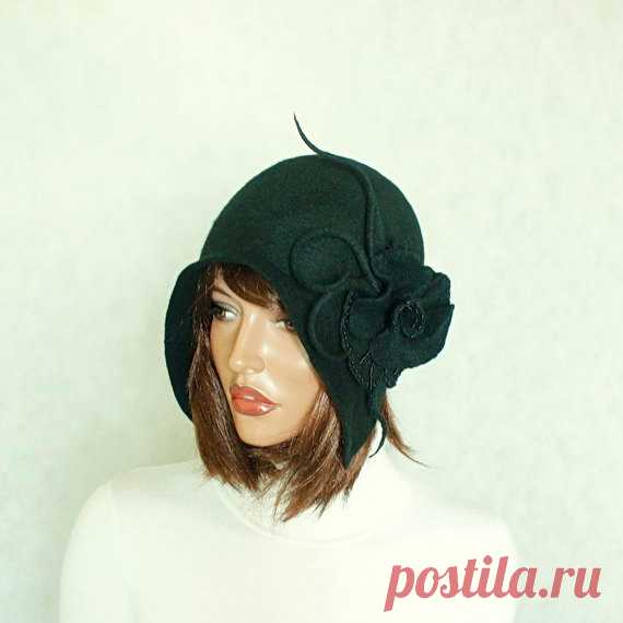 Black hat Felted hat with brooch Felt hat 1920s hat от ZiemskaArt