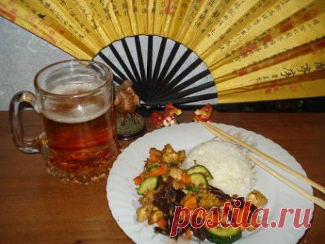 Ночной ужин по-китайски - &quot;Теплый салат с грибами, курицей и огурцом&quot; | Давай поговорим
Ингредиенты: 1 средняя морковь, 1 средний свежий огурец, 3 яйца, 300 г куриного филе, 50 г сушеных древесных грибов, 3 зубчика чеснока, 3 столовые ложки соевого соуса, ¼ стакана растительного масла, соль по вкусу, перец по вкусу.