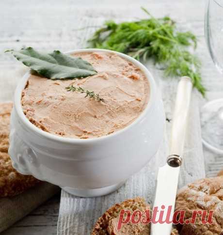 Куриный паштет: идеальный перекус! 
на 100грамм - 102.77 ккалБ/Ж/У - 21.09/1.66/0.82 

Ингредиенты: 
Куриная грудка 4 штуки 
Молоко обезжиренное 200 мл 
Яичный белок 3 шт. 
Специи по вкусу 

Приготовление: 
1. С грудок удалите кожицу, жир и дважды пропустите через мясорубку. 
2. Переложите фарш в миску и залейте ледяной водой. 
Затем добавьте взбитые яичные белки и охлажденное молоко. Хорошенько перемешайте и добавьте специи. 
3. Переложите массу в глиняный горшок, накрыв ...