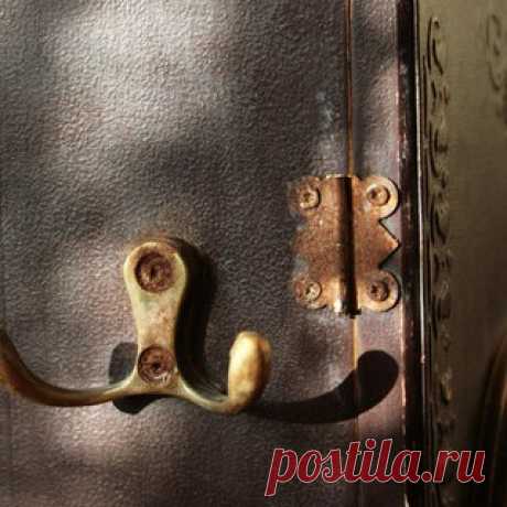 Имитируем ржавчину
Автор Юлия Герман. Источник https://dcpg.ru/blogs/13798/#
Здравствуйте, дорогие мастерицы!!!

В предыдущем своем блоге я выкладывала фото ключницы «Старинный телефон», после чего многих заинтересовала техника имитации ржавчины, которую я использовала в работе. Я обещала показать эту технику наглядно в МК, так вот, сдерживаю обещание!
Вот, тот самый пример имитации ржавчины:
Сразу скажу, что в недавнем прошлом, сама мучилась вопросом, как же сымитировать р...