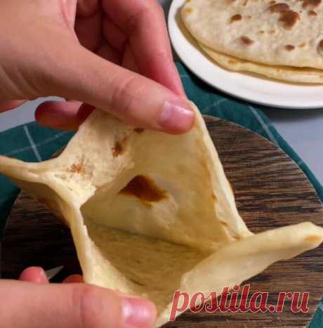 Лепёшки из 3 ингредиентов 👌 Рецепт без дрожжей - Будет вкусно - Социальная сеть "МТ.RU" Ингредиенты (на 4 шт): - 200 г цельнозерновой муки; - 1 1/2 ч.л. разрыхлителя; - щепотка соли; - 200 г греческого йогурта. Для подачи (например): - 15 г сливочного масла; - 1 зубчик чеснока; - пара веточек петрушки; - щепотка соли. Способ приготовления: 1. Смешайте муку, разрыхлитель, щепотку Подписывайтесь, читайте, комментируйте, ставьте лайки