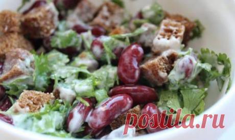 Cалат с сухариками и фасолью / Простые рецепты