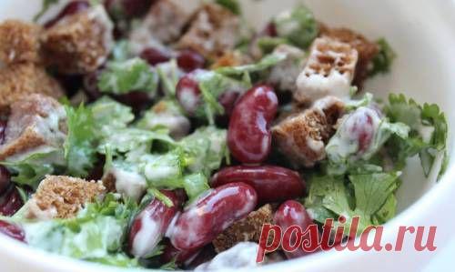 Cалат с сухариками и фасолью / Простые рецепты