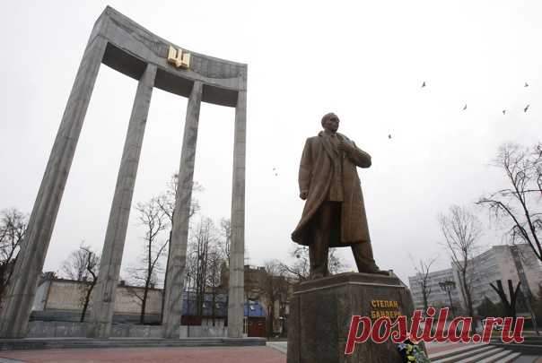Есть предложение к нашим военным откалибровать один известный памятник во Львове.

Координаты: 49°50′09″ с. ш. 24°00′20″ в. д.
