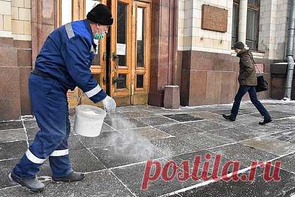 Москвичка получила ожог глаза от брошенного дворником реагента. Жительница Москвы сделала замечание дворнику и получила химический ожог глаза от брошенного им реагента. Россиянка обратилась к врачам, которые диагностировали ожог роговицы и отправили женщину лечиться амбулаторно. Супруг пострадавшей обратился в полицию, в отношении дворника проводится проверка.