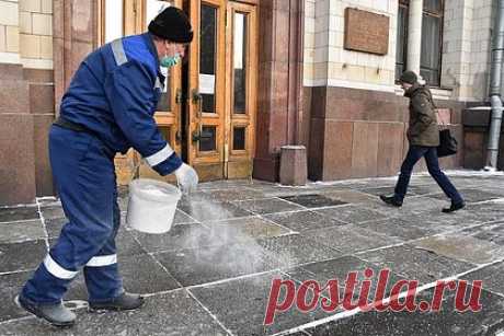 Москвичка получила ожог глаза от брошенного дворником реагента. Жительница Москвы сделала замечание дворнику и получила химический ожог глаза от брошенного им реагента. Россиянка обратилась к врачам, которые диагностировали ожог роговицы и отправили женщину лечиться амбулаторно. Супруг пострадавшей обратился в полицию, в отношении дворника проводится проверка.