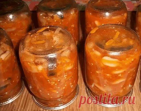 Вкусный и нежный салат Влюбленная фасоль 
1. Фасоль (0,5 кг и неважно, какого она цвета!) замачиваете на ночь в воде, а затем отвариваете до полуготовности. 
2.Нарезаете кубиками баклажаны (2 кг). 
3.Пропускаете через мясорубку 1,5 кг помидор. 
4.Натираете на крупной терке 0,5 кг моркови. 
5.Режете кусочками сладкий перец (0,5 кг). 
6.Смешиваете все овощи и добавляете в них 2,5 ст. л. соли, 1,5 стакана сахара, 0,5 л растительного масла. 
Все опять хорошенько перемешиваете и варите 40 минут