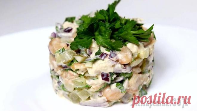 Простой рецепт очень вкусного салата с курицей Ингредиенты:Куриная грудка отварная — 1/2 шт. Огурец солёный — 2 шт. Фасоль белая консервированная — 300 гр. Лук красный — 1/2 шт. Зелень петрушки — пучок Соль по вкусу Майонез — 2 ст.л. ПРИГОТОВЛЕНИЕ...
