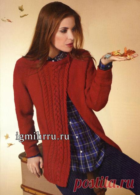Красный шерстяной кардиган с узором из кос, связанный сверху вниз. Вязание спицами