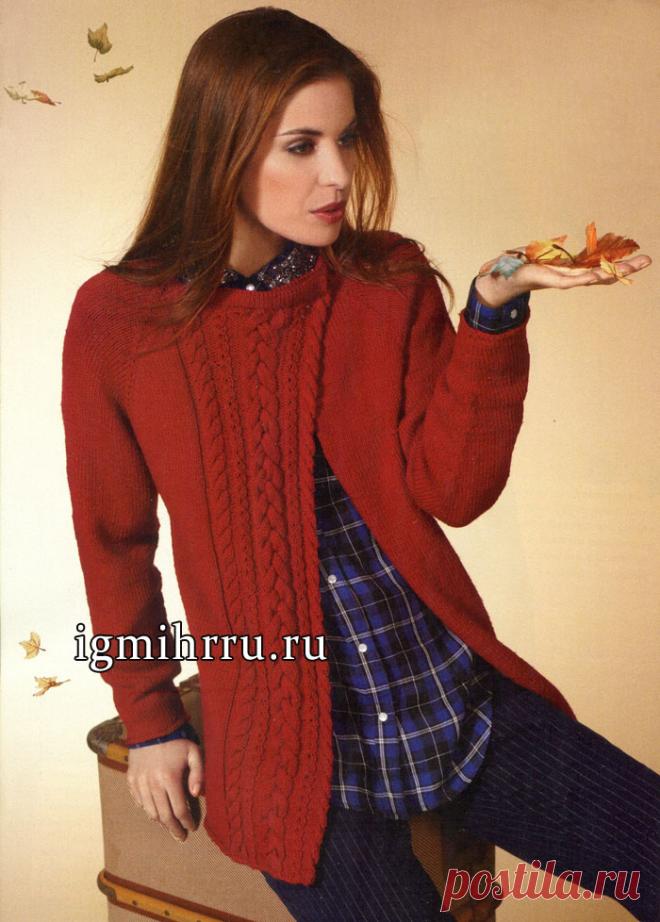 Красный шерстяной кардиган с узором из кос, связанный сверху вниз. Вязание спицами