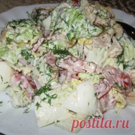Салат с пекинской капустой, курицей и сухариками 
Ингридиенты:
Сыр твердый 100 г 
Филе куриное 200 г 
Яйцо куриное 3 штуки 
Хлеб белый по вкусу 

Капуста пекинская 1 штука 
Соль по вкусу 
Майонез по вкусу 
Укроп по вкусу 
Перец болгарский 1 штука 
Помидоры 2 штуки 
Перец черный молотый на кончике ножа